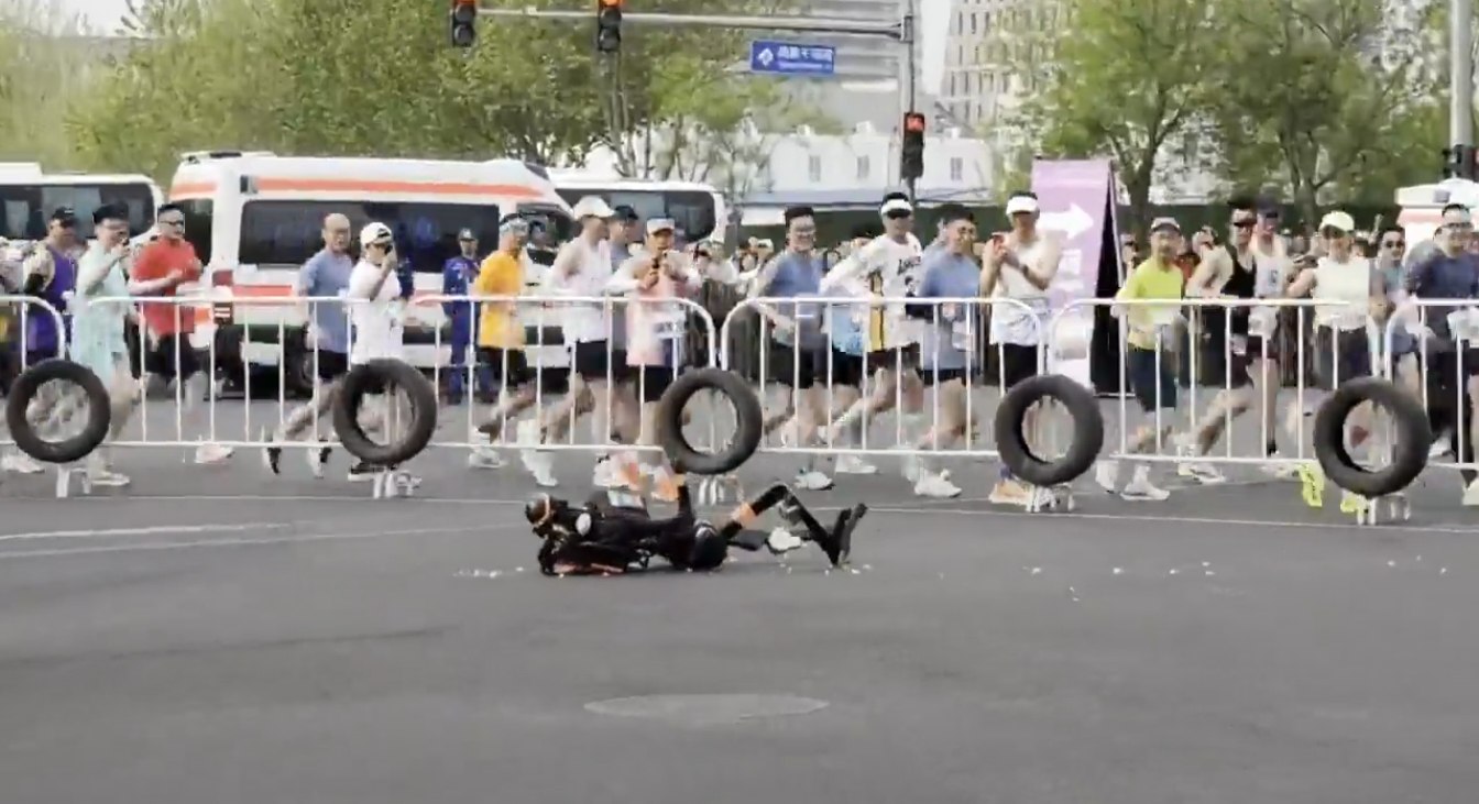 El robot Unitree H1 cae y se levanta solo durante la media maratón de Pekín