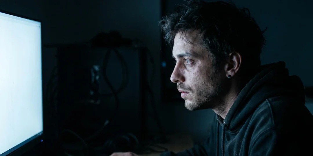 Estudio revela que hombres que se identifican como incels consumen más pornografía y experimentan mayor insatisfacción corporal