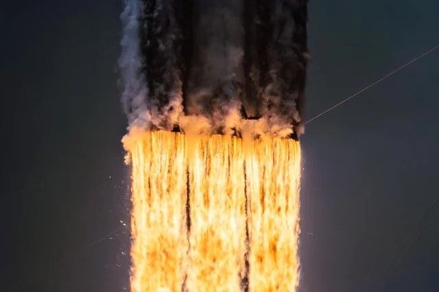Los 27 motores del Falcon Heavy, fotografiados con una cámara remota a menos de un kilómetro de la plataforma