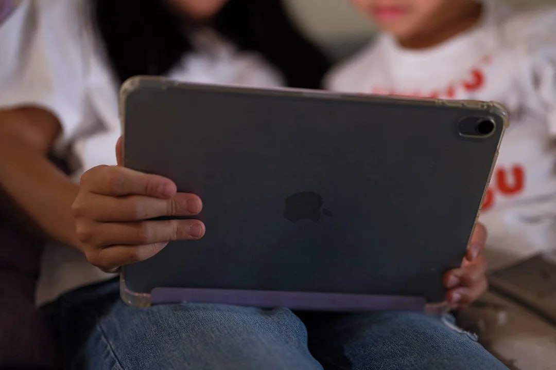 Niños se dibujan bigotes falsos para burlar los controles de edad online