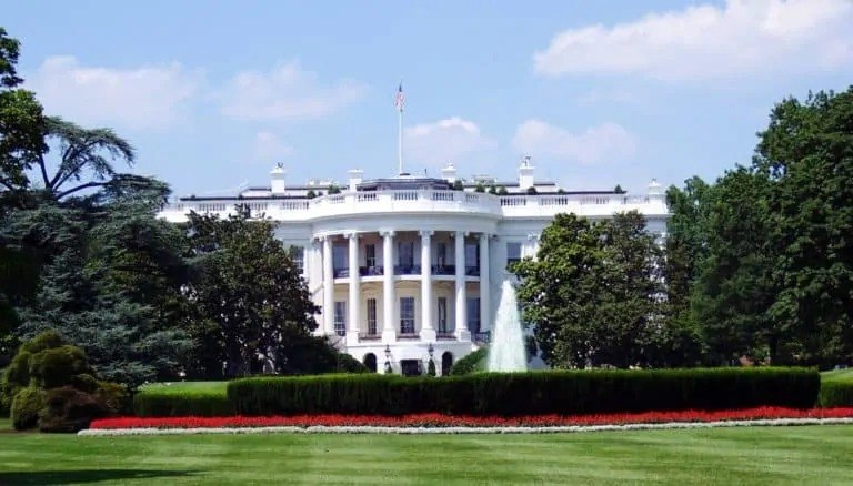 Un investigador de seguridad descompila la app de la Casa Blanca y descubre rastreo GPS oculto