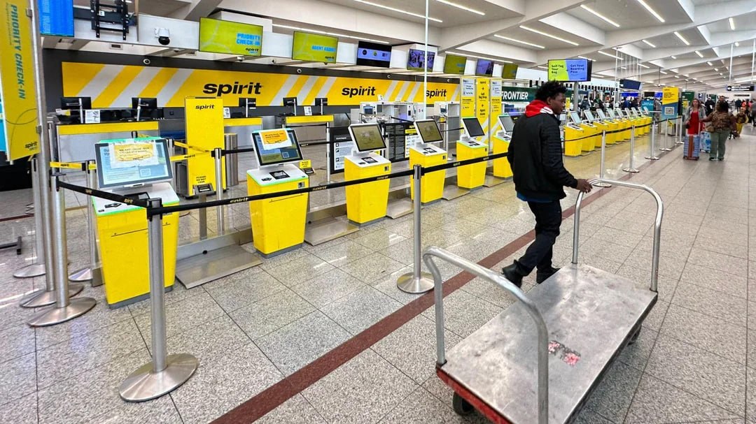 Empleados de Spirit Airlines pierden sus nóminas mientras los directivos piden bonos de retención de 10,7 millones