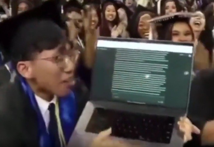 Un graduado de UCLA muestra su uso de ChatGPT en la ceremonia de graduación