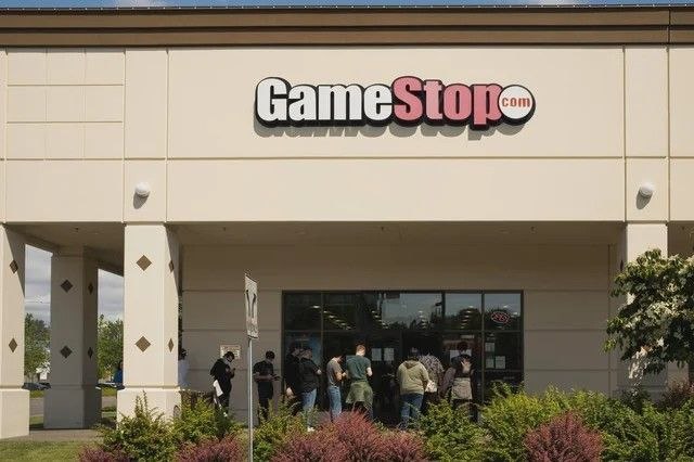El CEO de GameStop dice que eBay le cerró la cuenta tras su financiación con calcetines
