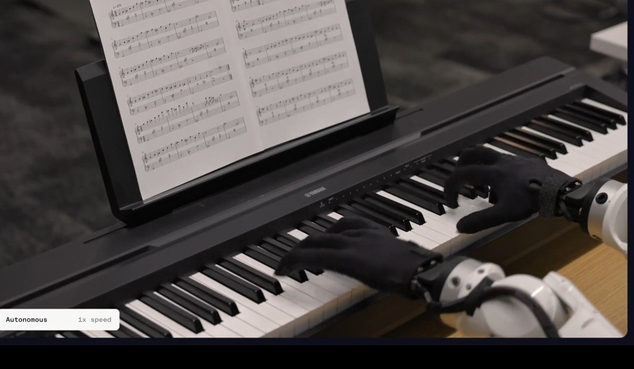 Genesis AI toca el piano con manos robóticas a nivel humano