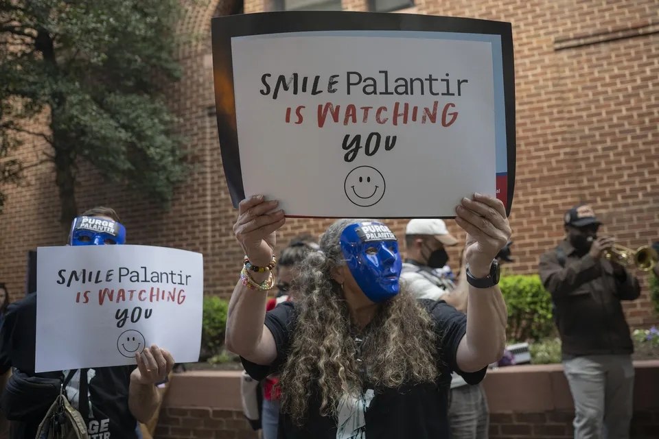 Empleados de Palantir empiezan a preguntarse si son los malos de la película