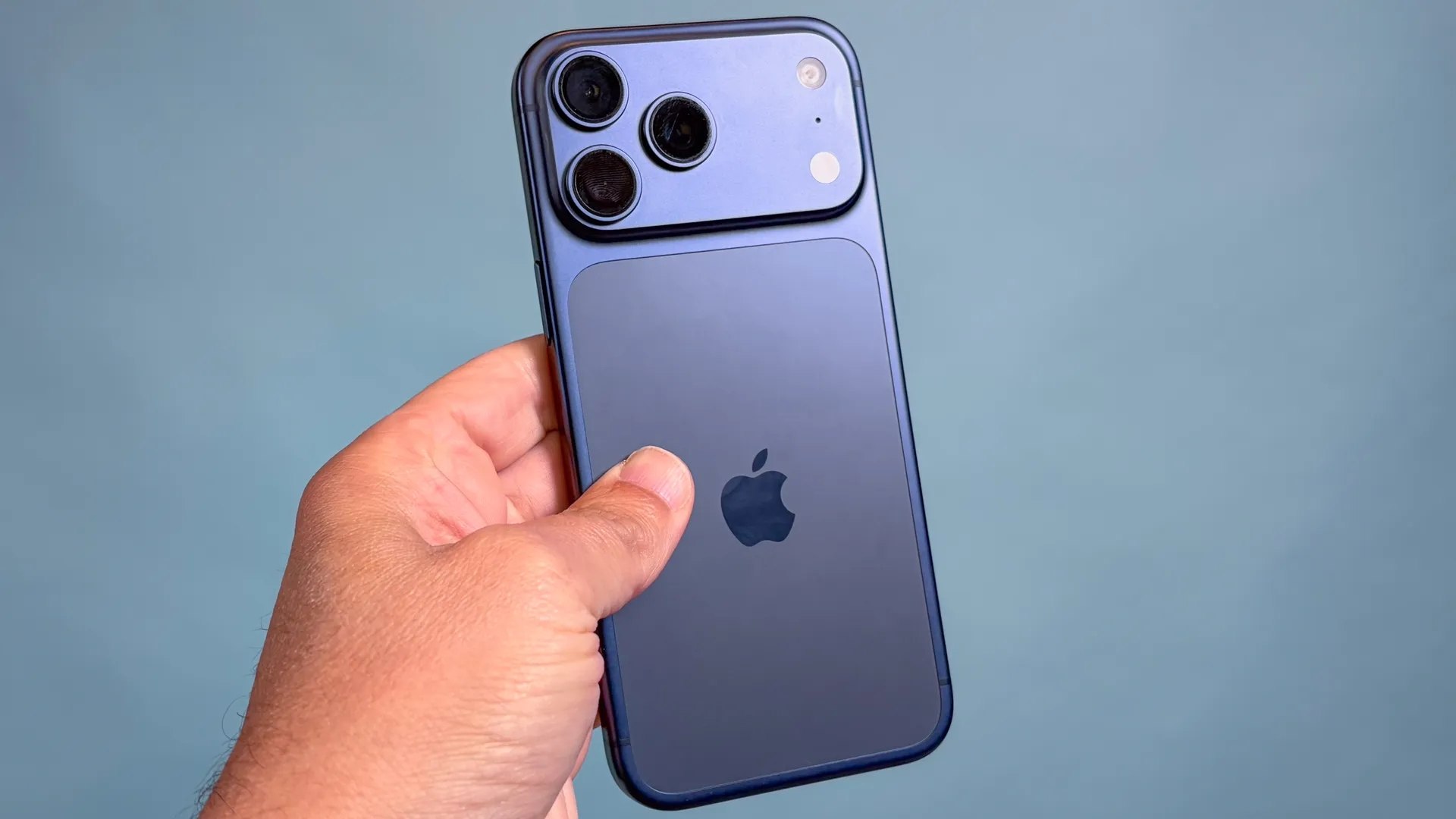 La UE exige baterías reemplazables en móviles, pero el iPhone podría quedar exento