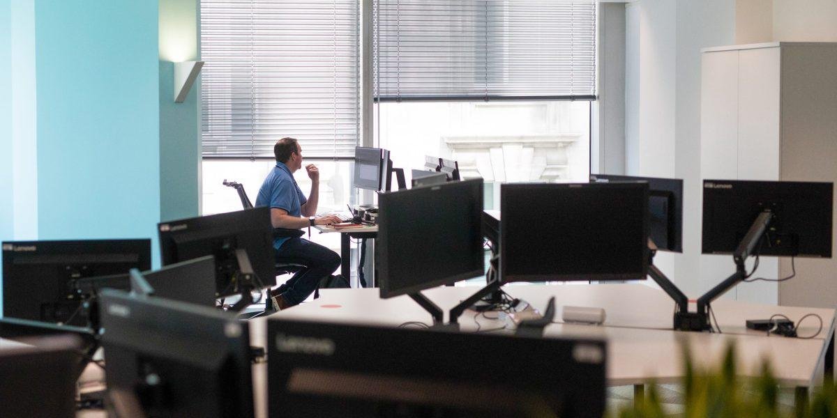 La IA no está dando los resultados que las empresas esperan: los despidos por automatización no generan retornos, según un estudio