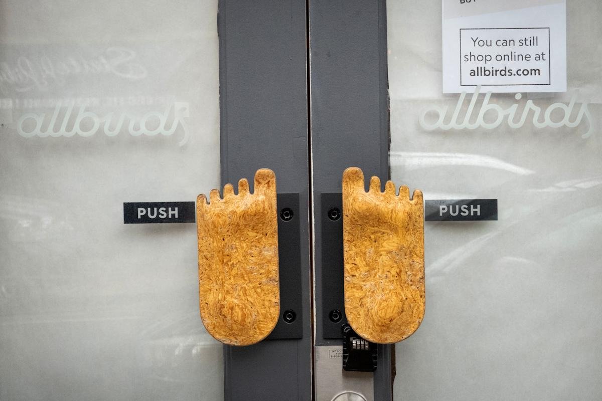 Las acciones de Allbirds se desploman tras un rally del 600% mientras la empresa se reubica como compañía de IA