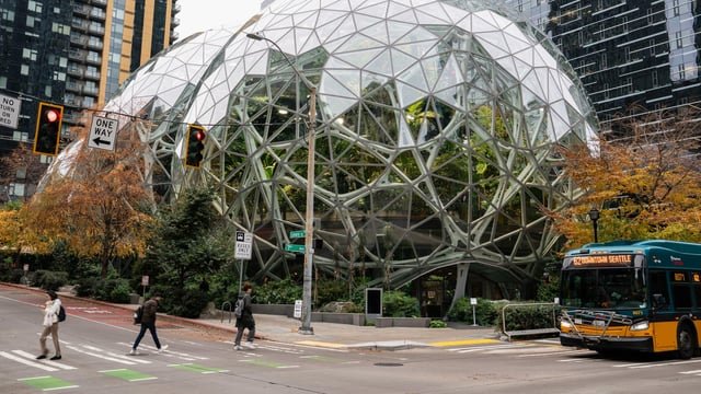 Ingenieros de Amazon en Seattle critican a la empresa por construir centros de datos de IA mientras despide a 30.000 empleados