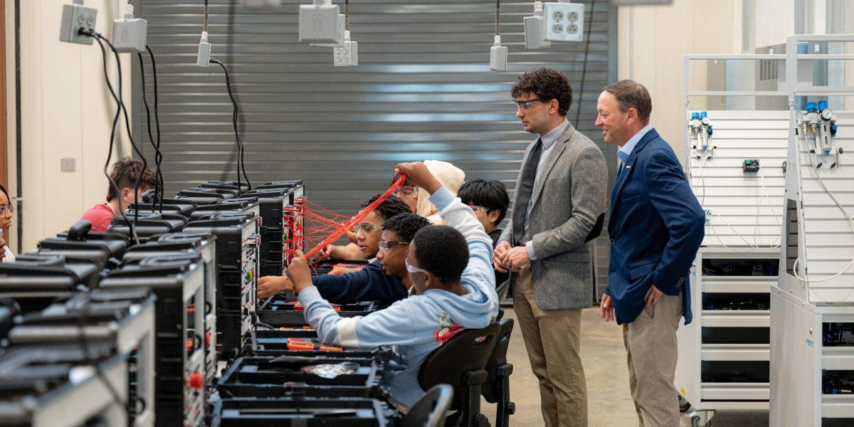 Mientras la IA arrasa con los empleos administrativos, una escuela de Alabama y Toyota entrenan a estudiantes para trabajos que pagan $40 por hora y no pueden automatizarse