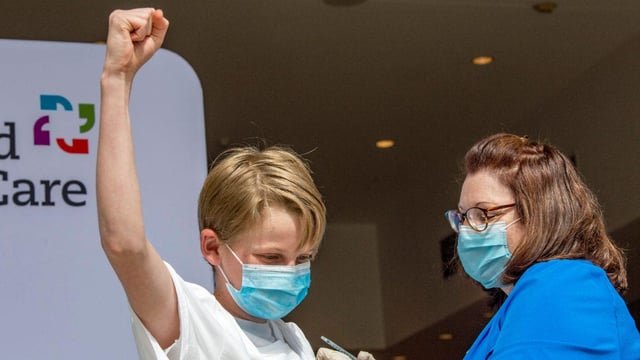 Obstetras publican una guía de vacunación que discrepa de la CDC y planta cara a RFK Jr.