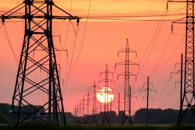 Condado con 37 centros de datos pide a las escuelas que 'conserven electricidad'
