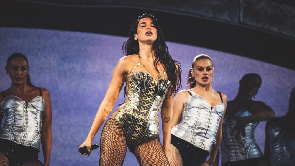 Dua Lipa exige 15 millones a Samsung por usar su rostro en cajas de TV