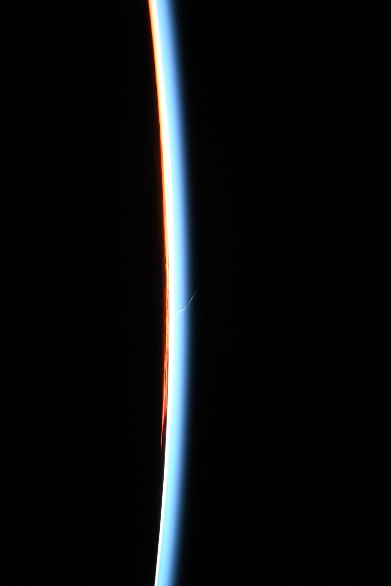 Un lanzamiento de Falcon 9 captado desde la ISS sobre el horizonte crepuscular
