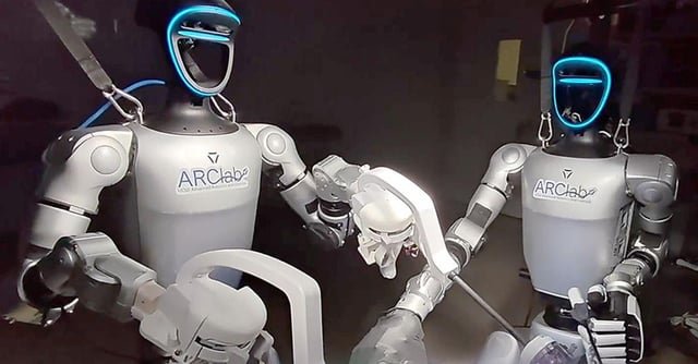 Dos robots humanoides teleoperados realizan cirugías por primera vez en un ensayo preclínico, según Nature