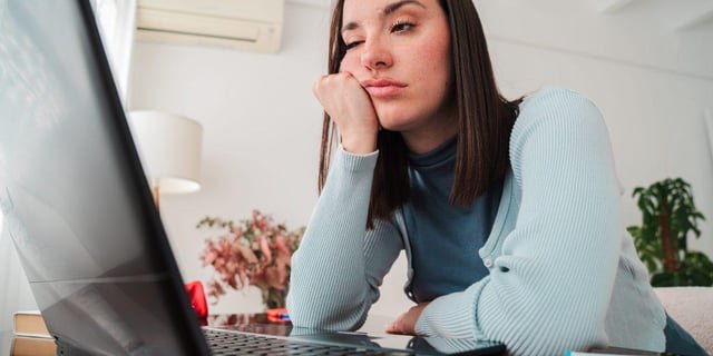 El infierno laboral de la Generación Z es real: 1 de cada 3 empleadores admite que reemplaza puestos de entrada con IA, y los trabajos en tecnología y manufactura son los más amenazados