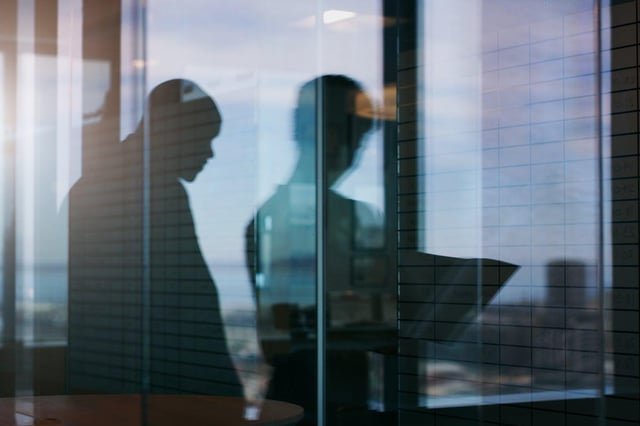 El FBI advierte: hackers se presentan en oficinas haciéndose pasar por soporte técnico
