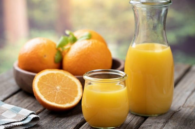 Niveles elevados de vitamina C se relacionan con mayor volumen de materia gris y conectividad cerebral en adultos mayores