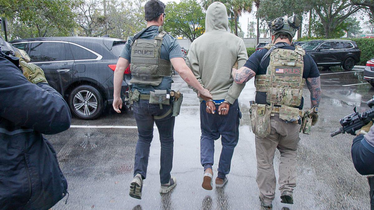 Agentes de ICE tienen una lista de 20 millones de personas en sus iPhones gracias a Palantir