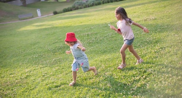 Más juego al aire libre entre los 2 y 4 años reduce las probabilidades de problemas emocionales y conductuales en la niñez, según estudio