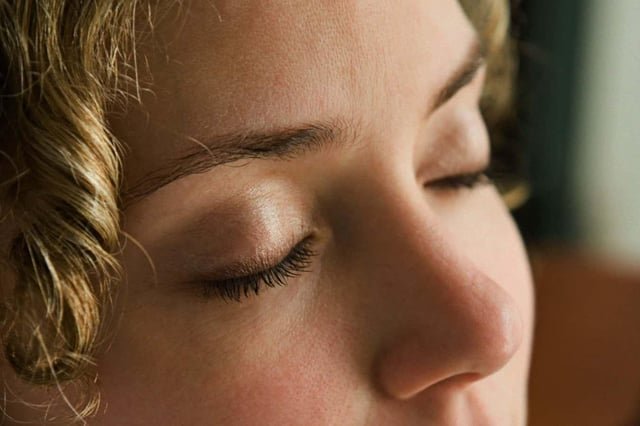 Podría ser posible obtener los beneficios del sueño sin cerrar los ojos: estimulación cerebral en ratones mejora la memoria
