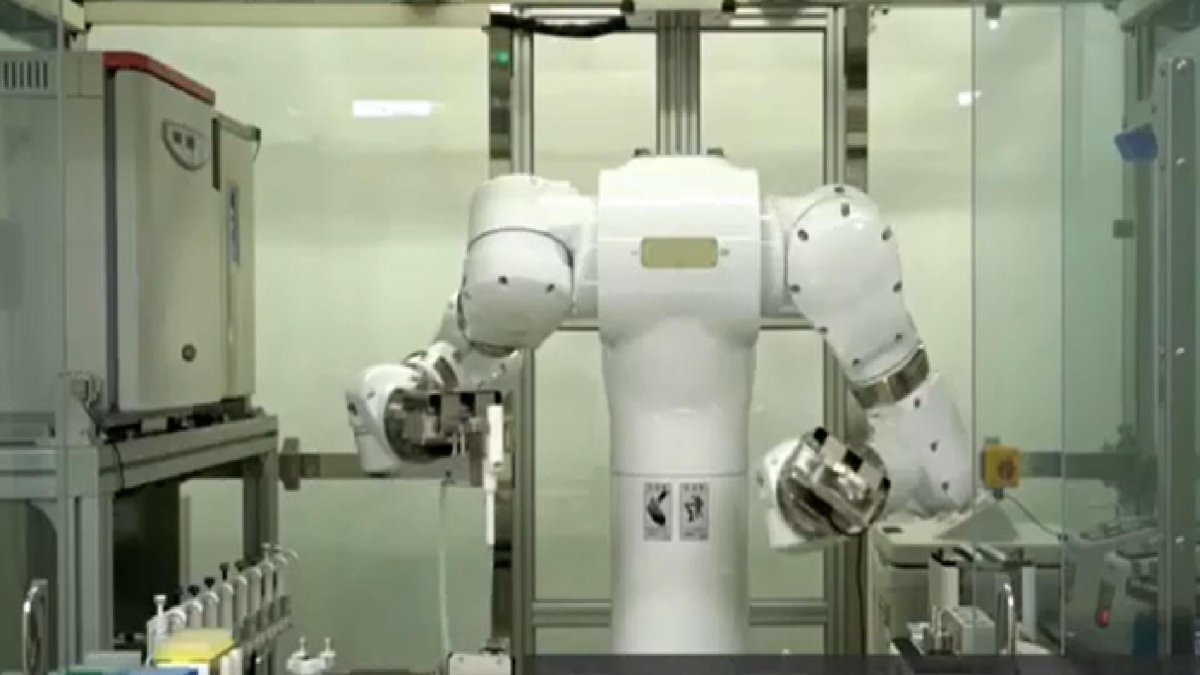 Japón inaugura el primer laboratorio médico totalmente automatizado con robots humanoides sin intervención humana