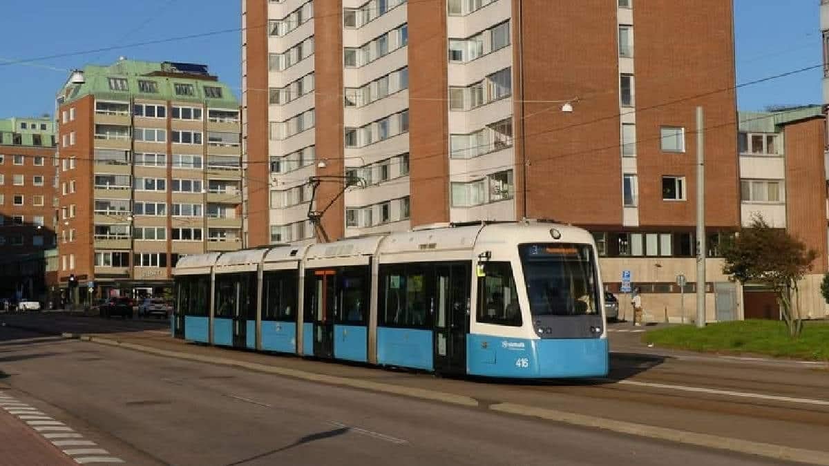 Autobús autónomo choca con un tranvía en su primer día de servicio en Suecia