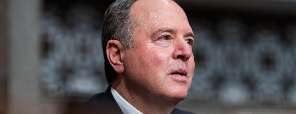 Senador Adam Schiff propone que los centros de datos paguen su propia energía