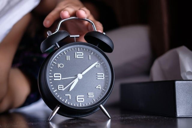 Dormir menos de 7 horas o más de 9, siestas diurnas e insomnio se asocian a mayor volumen de lesiones cerebrales vinculadas al Alzheimer