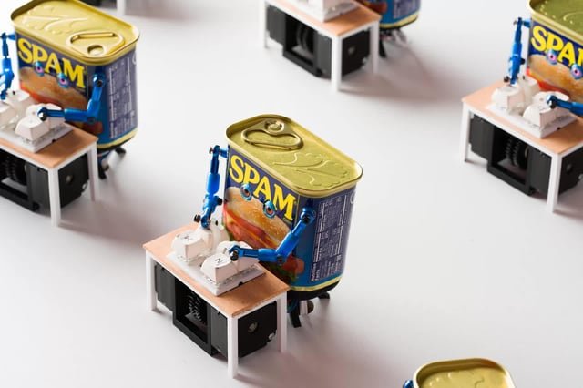 Spammers inundan Reddit con publicaciones falsas para aparecer en resultados de búsqueda de IA