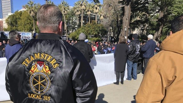 Teamsters demanda por las reglas de camiones autónomos en California
