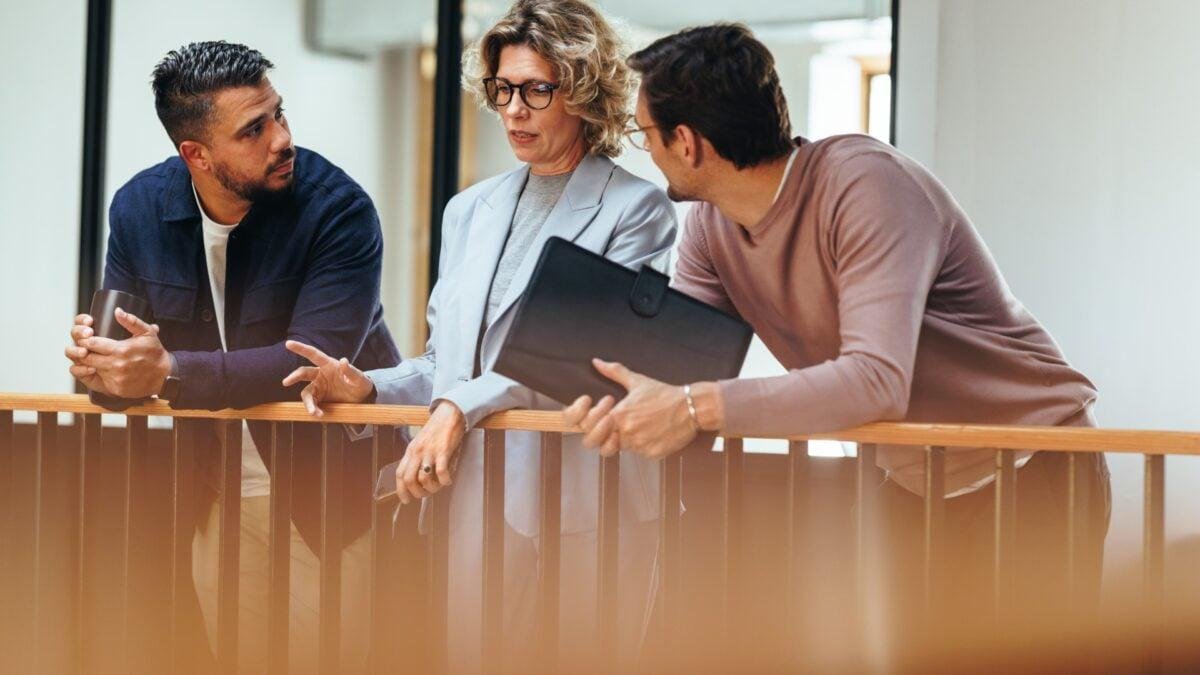 La muerte de los empleos de nivel inicial: el 43% de los CEOs planea eliminar puestos junior en dos años y sustituirlos con IA y perfiles sénior