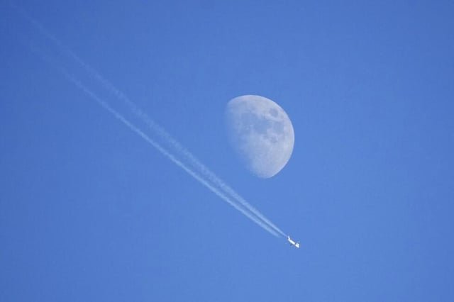 Reino Unido y Google prueban cambios en rutas de vuelo para reducir el impacto climático de la aviación