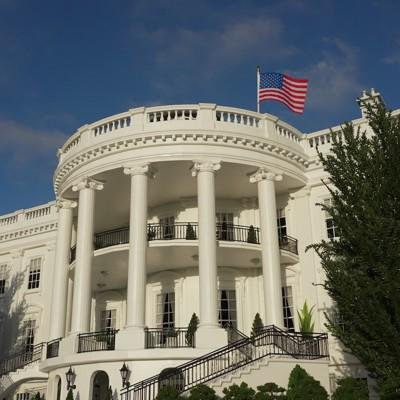 Empleados federales de EE.UU. deberán instalar app de la Casa Blanca que rastrea ubicación y envía mensajes pro-Trump