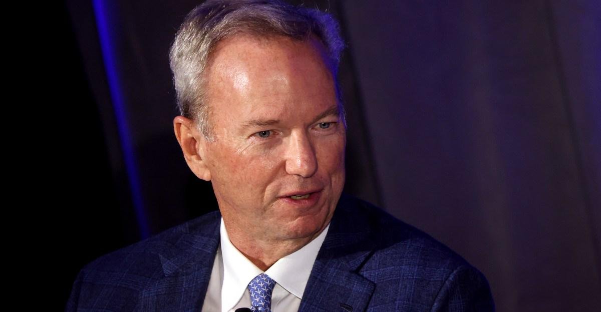 Estudiantes de la Universidad de Arizona abuchean el discurso pro-IA de Eric Schmidt durante la graduación | Silicon Valley parece no entender el contexto