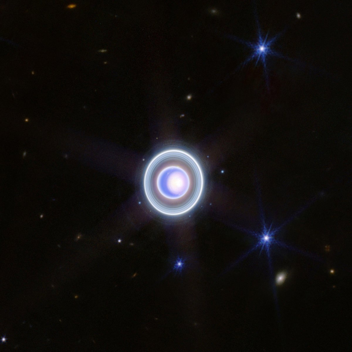 Urano y sus anillos captados por el telescopio Webb