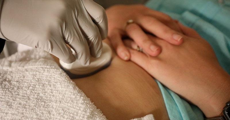 Prohibiciones al aborto en EE.UU. reducen atención médica basada en evidencia para abortos espontáneos