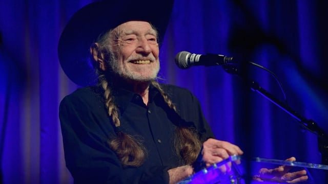 Willie Nelson insta a los estadounidenses a luchar contra la construcción de centros de datos: 'Solo destruyen el medio ambiente que los rodea'