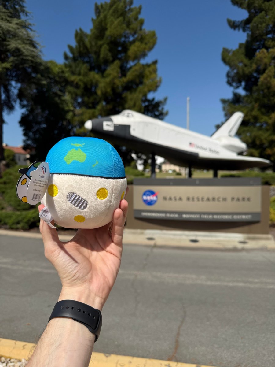 La NASA Exchange revela el prototipo final de 'Rise', el peluche oficial del programa Artemis