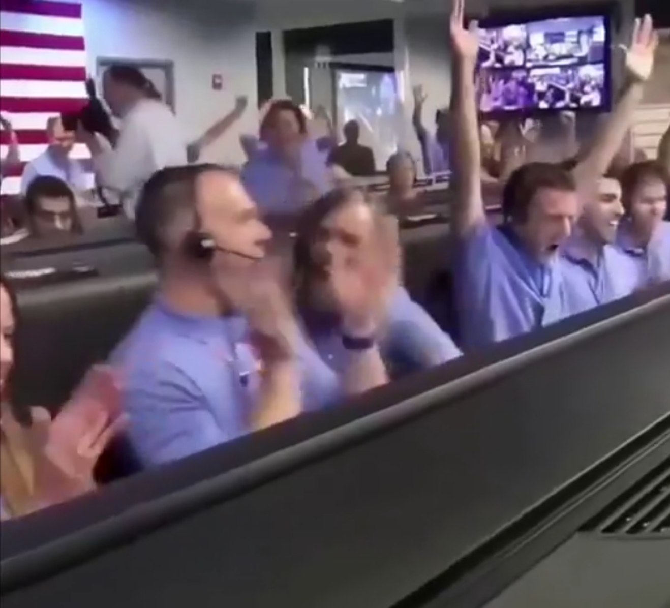 Equipos de ingeniería celebrando que los flujos agentivos devuelven el mismo resultado dos veces seguidas