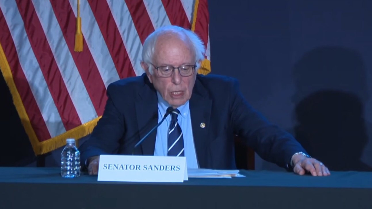 Bernie Sanders pregunta si Hinton exagera con el riesgo de extinción por IA. Tegmark: está endulzándolo