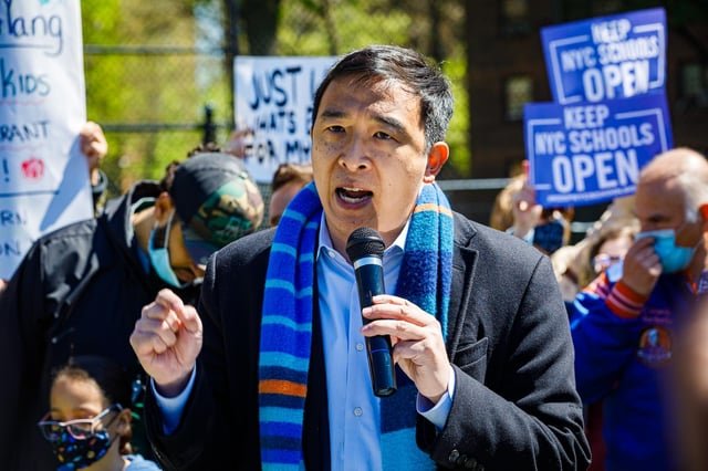 Andrew Yang alerta que la IA desplazará a millones de trabajadores y EEUU es "terrible" en la recualificación laboral