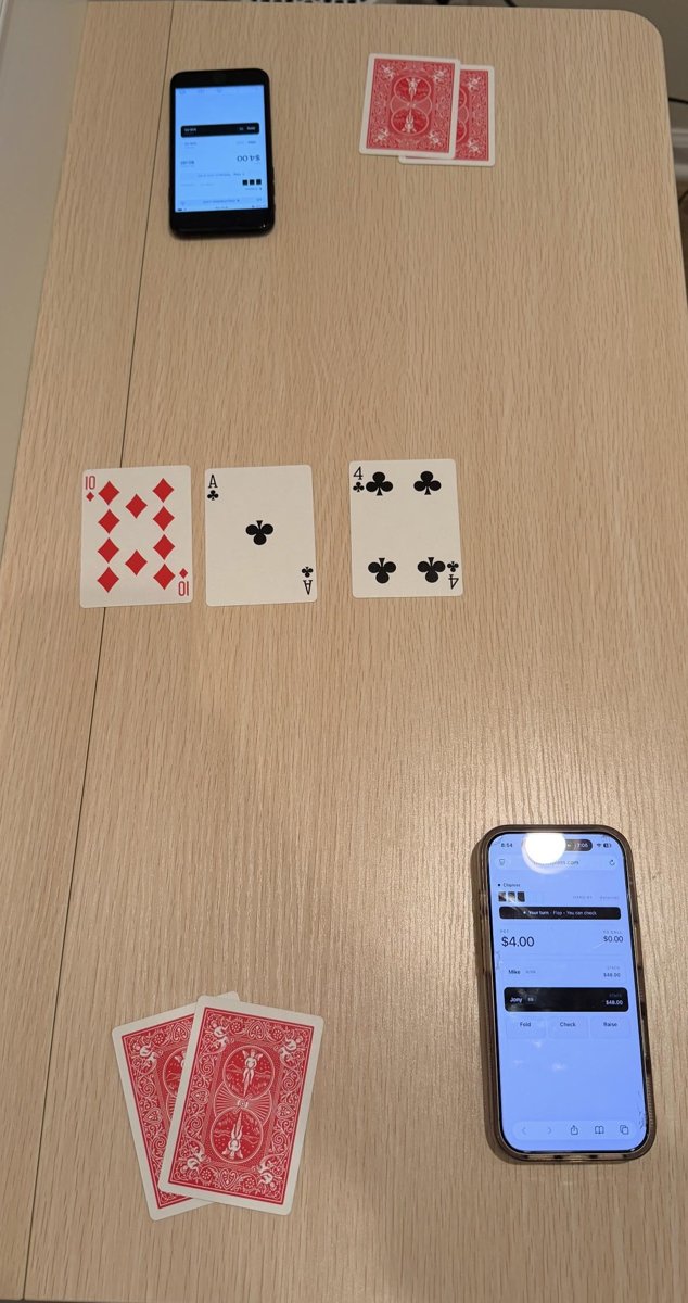Usó Claude para crear una app de póker con cartas reales y el móvil como fichas: 19.072 manos jugadas
