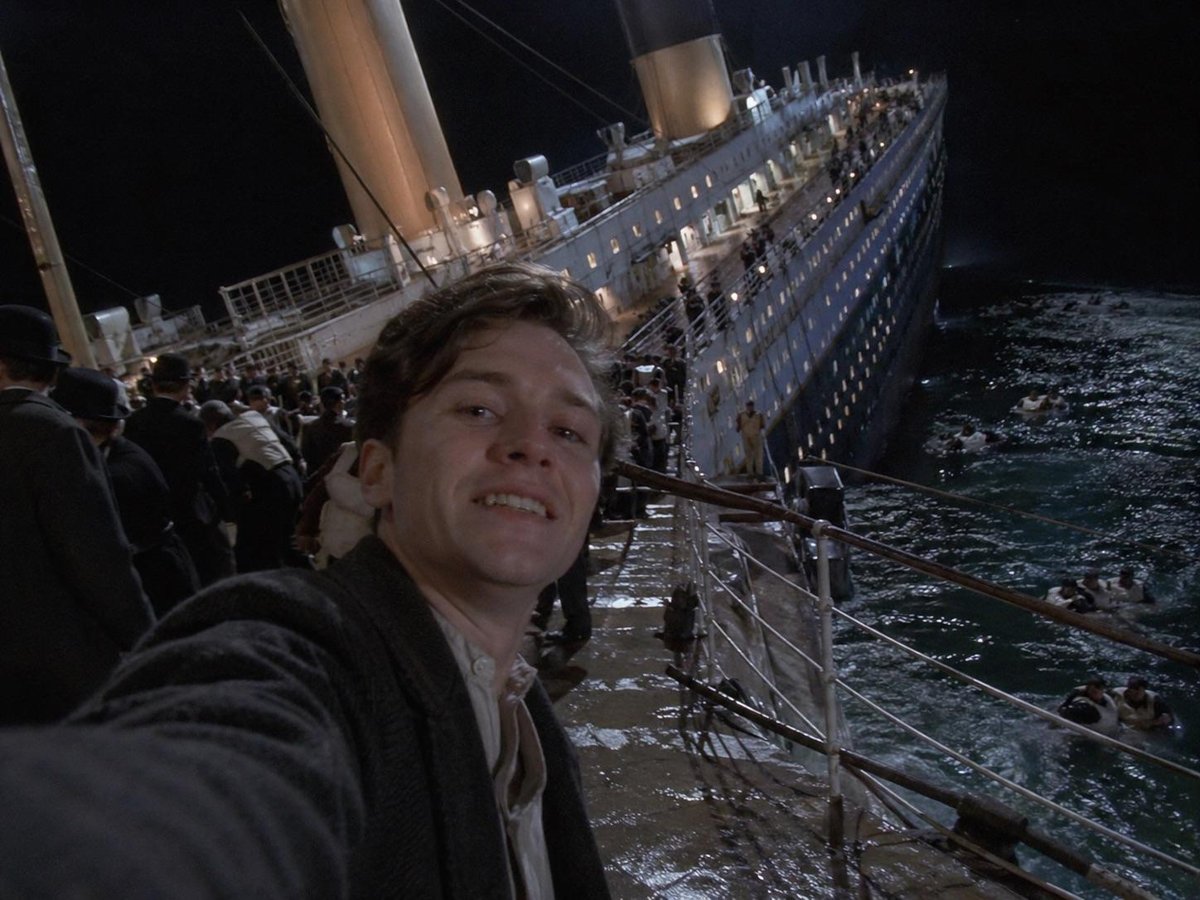 IA generativa recrea un selfie en el Titanic durante el hundimiento