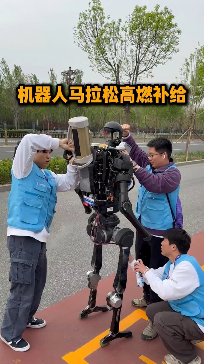 Pit stop en la media maratón de robots en Pekín: hielo para la batería y lubricante para las articulaciones