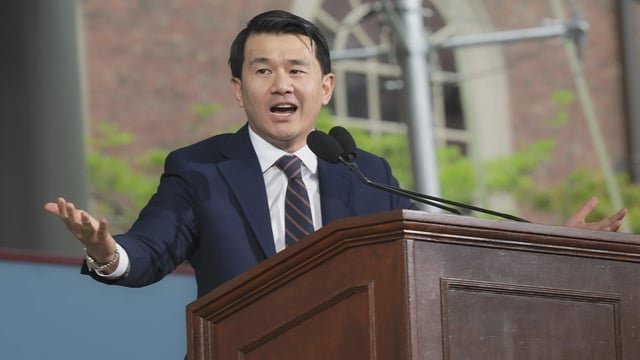 Ronny Chieng insta a Harvard a 'destruir la IA' y los graduados lo ovacionan