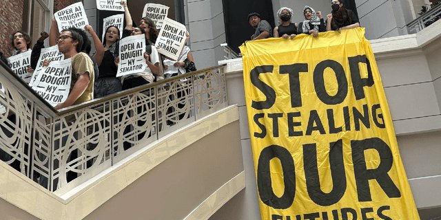 Detienen a estudiantes en protesta contra la oficina de cabildeo de OpenAI